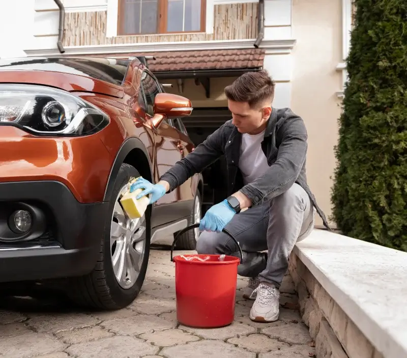 Lavage auto à domicile Marcy-l'Étoile : professionnel intervenant sur un véhicule